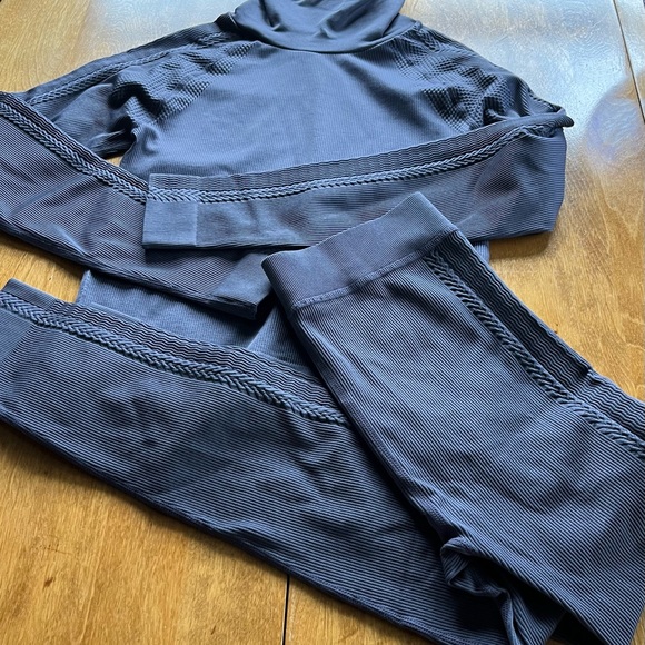 Like new MTA Sport women’s athletic apparel performance turtleneck & pant set - Picture 3 of 12